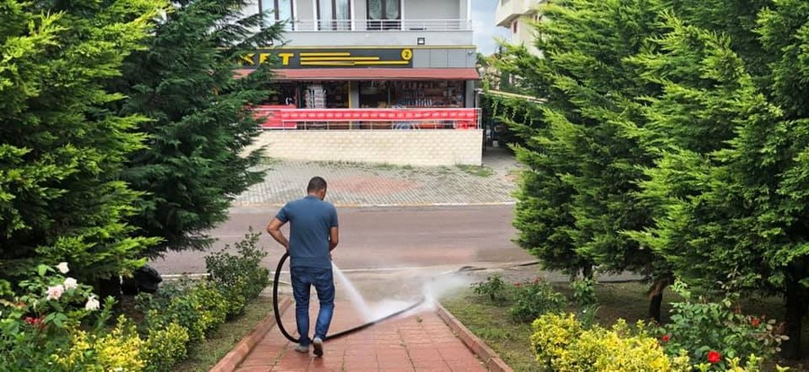Değirmendere Topçular Mahallesi Sezai Karakoç Caddesi yıkandı