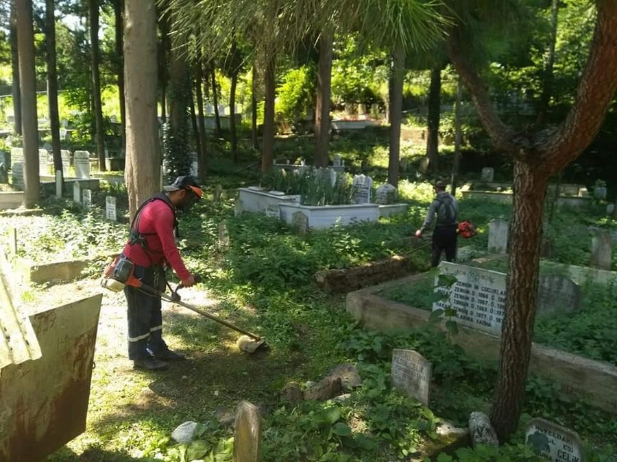 Gölcük’te mezarlıklar Kurban Bayramı’nda tertemizdi