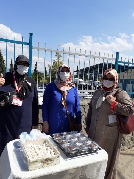 Yeniden Refah Partisi Kadın Kolları’ndan DEPREM ŞEHİTLERİ İÇİN LOKUM VE HELVA DAĞITTI