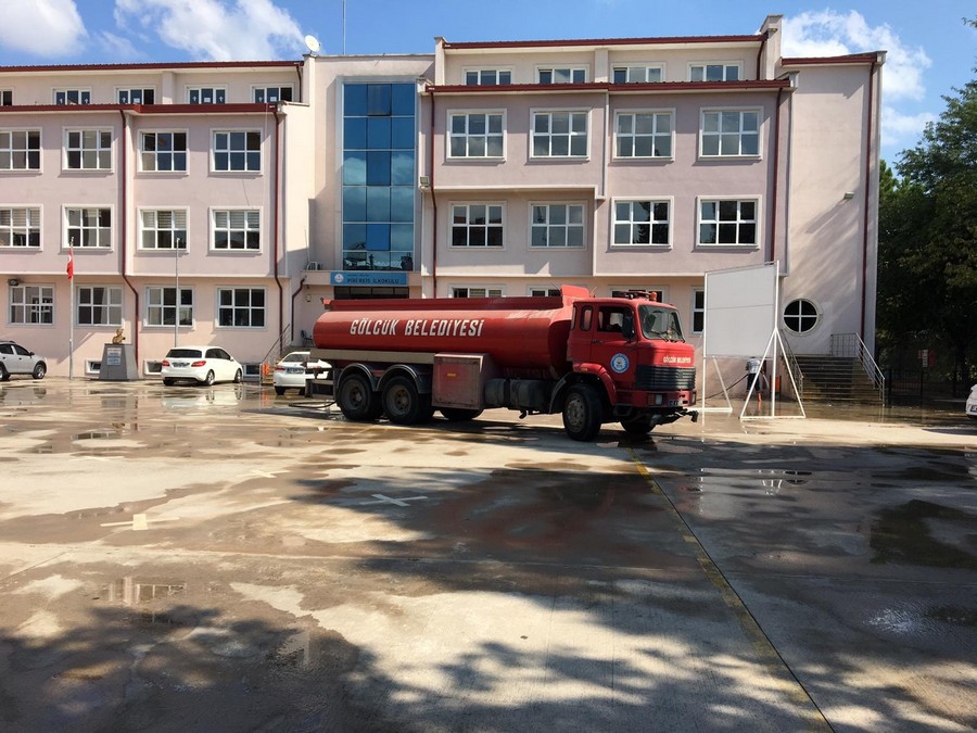 Gölcük Belediyesi’nden önemli hizmet OKUL BAHÇELERİ TERTEMİZ YAPILDI