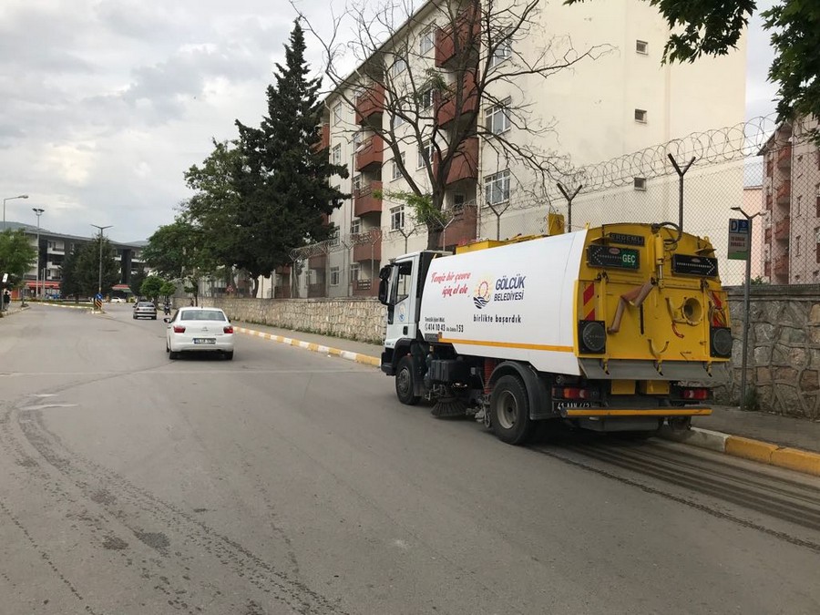 Başkan Sezer Gölcük’ün temizliğine önem veriyor EKİPLER KENTİN DÖRT BİR YANINDA