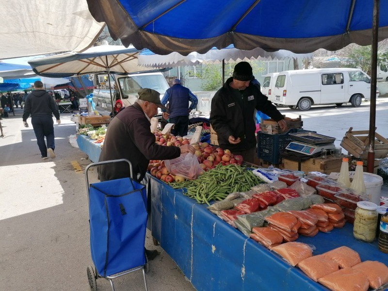 Coronavirüs vatandaşları tehdit ediyor 65 YAŞ ÜSTÜ PAZARDA CİRİT ATTI