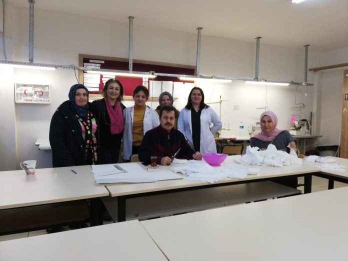 AKV’nin Öğretmenlerinden Örnek Davranış ASKERÎ PERSONEL İÇİN KORUYUCU MASKE ÜRETİMİ YAPTILAR