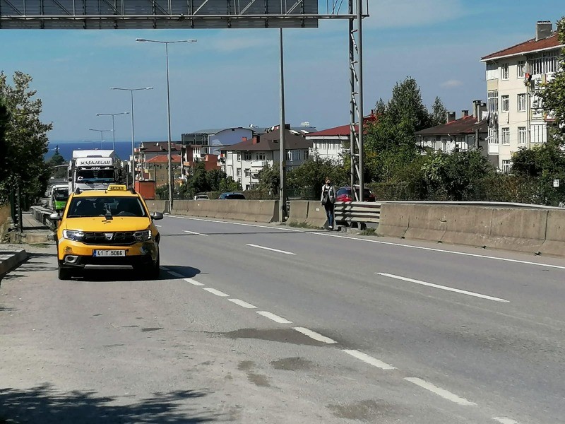 50 metre ilerideki üst geçit yerine yoldan geçiyorlar