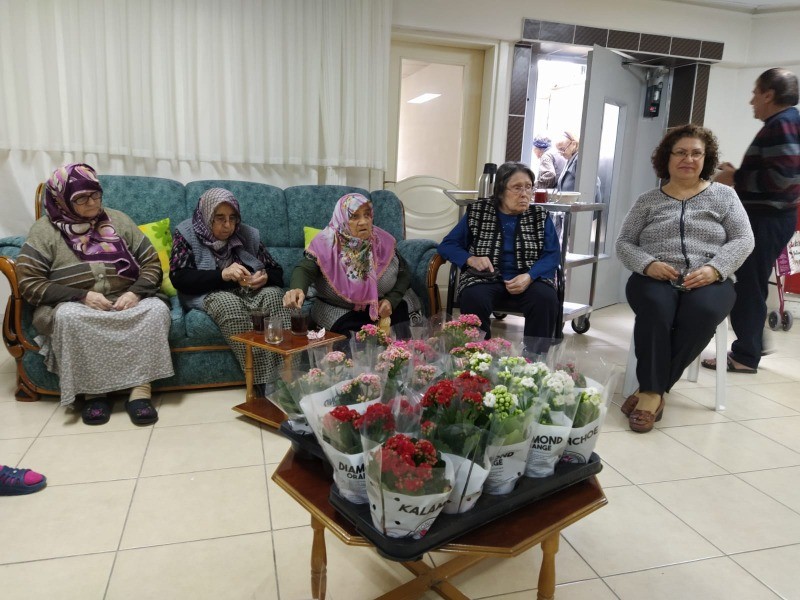 Gölcük Huzurevi Destekleme ve Yaşatma Derneği Başkanı Türkmen ve Yönetimi BAYAN HUZUREVİ SAKİNLERİ İLE BİR ARAYA GELDİLER