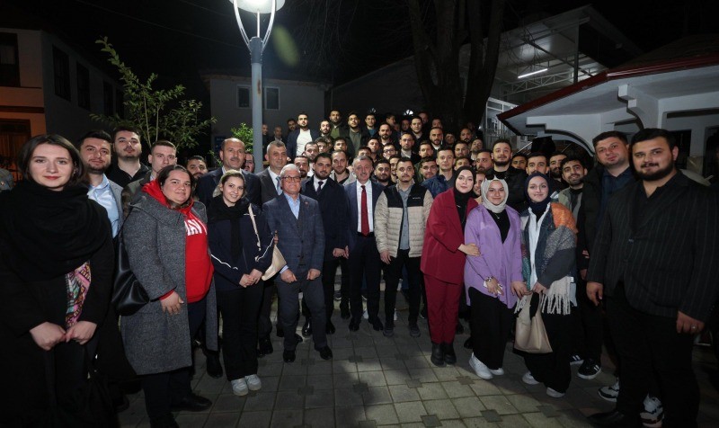 Büyükakın Gölcük’te gençlerle bir araya geldi ‘GELECEĞİMİZ SİZLERLE’