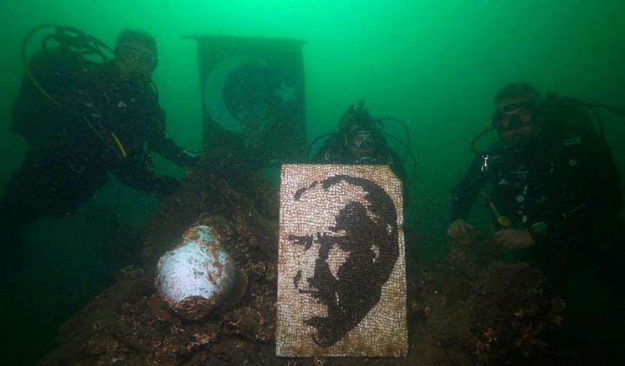 DESSAT 10 Kasım’da Atatürk’ü su altında andı NEREDE OLSAK KALBİMİZDESİN