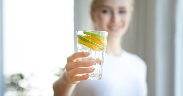 Sabahları aç karnına limonlu su içmek ne işe yarar? Limonlu su faydaları nelerdir?
