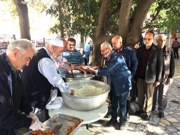 Değirmendere’de Merkez Camii’nde Cuma Namazı çıkışı HAYIRSEVERLER ETLİ PİLAV DAĞITTI