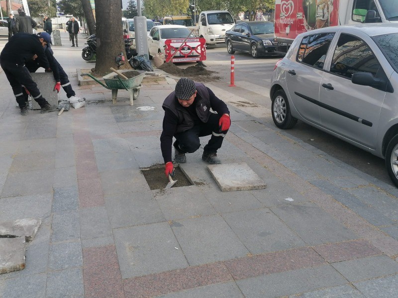 Amiral Sağlam Caddesi üzerinde parke taşları onarıldı