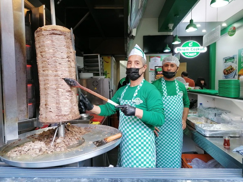EKREM COŞKUN DÖNER’de Ekmek arası Köfte 9,90 lira