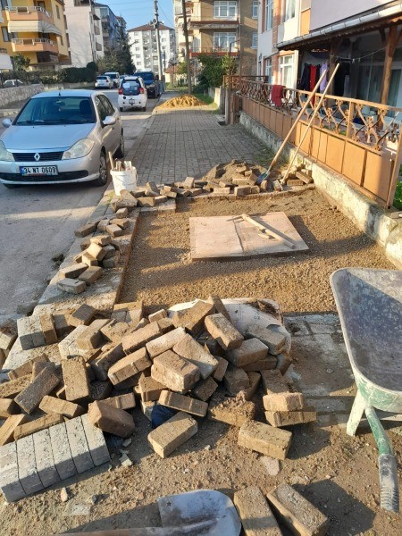 Kavaklı Mahallesi, 105. Sokak’ta zarar gören parke taşları düzeltildi