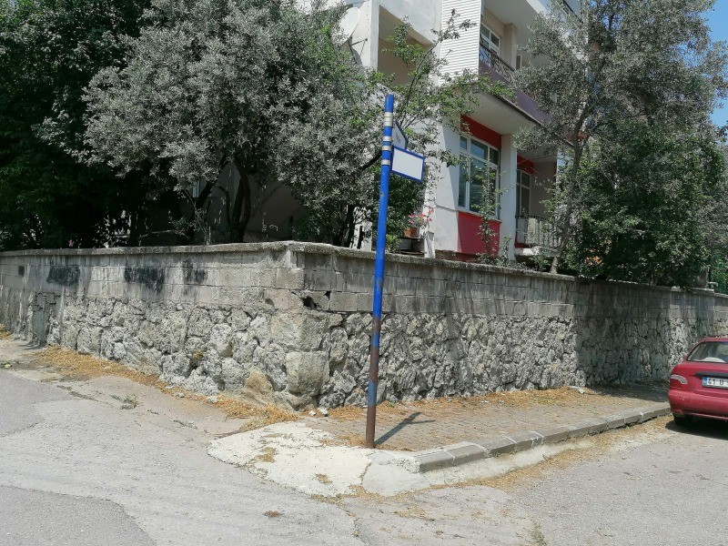 Değirmendere Yalı Mahallesi’nde tabela düzeltilmeyi bekliyor