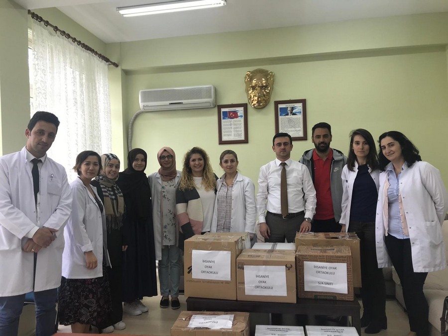 İhsaniye Oyak Ortaokulu’nda  Değerler Eğitimi Projesi kapsamında  17 İHTİYAÇ SAHİBİ AİLEYE RAMAZAN KUMANYASI