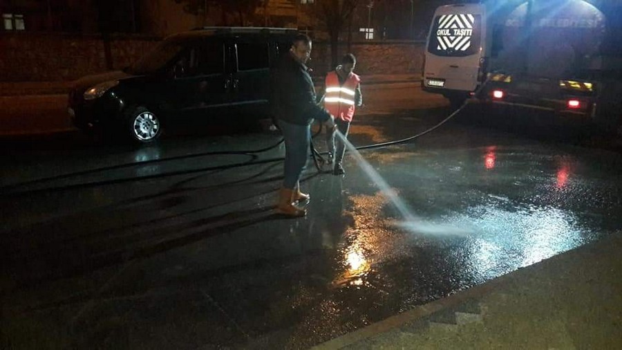 Temizlik İşleri Ekipleri gece de iş başında