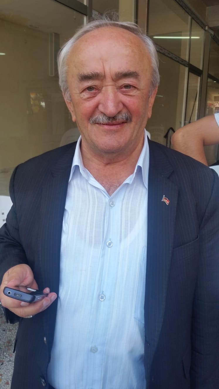 EVİNİN DUVARINA DEV PANKART ASTI