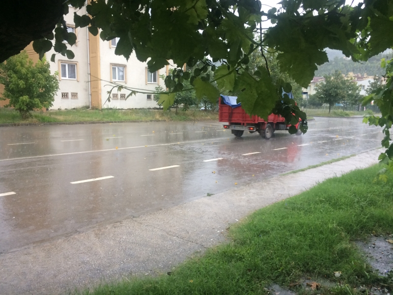 Sağanak yağmur Şirinköy’ü esir aldı