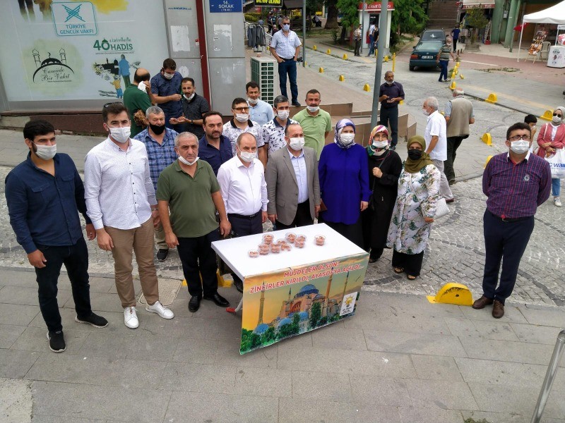 AK Parti Gölcük İlçe Teşkilatı AYASOFYA İÇİN LOKMA DAĞITTI