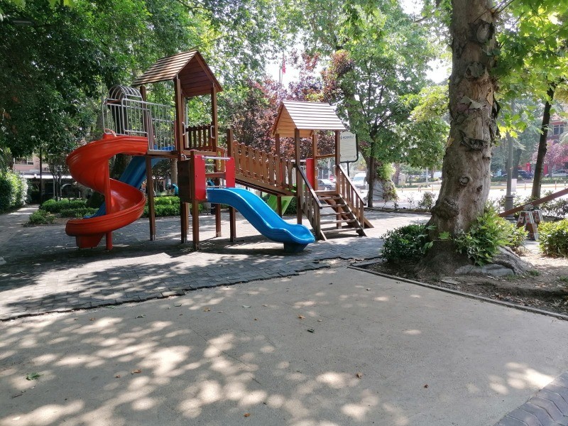 Aileler çocuk parkına salıncak istiyor