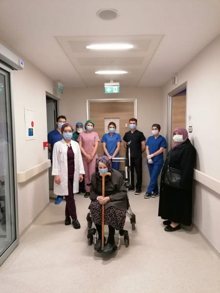 MEDAR Hastanesi’nde tedavi gören 97 yaşındaki Emine Teyze CORONAVİRÜSE MEYDAN OKUDU