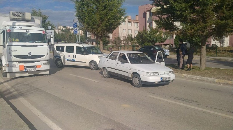 Gölcük Şirinköy’de genç kıza araç çarptı ALLAH KORUDU