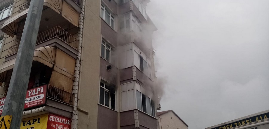 Yangında evde mahsur kalan kadını Taksici kurtardı