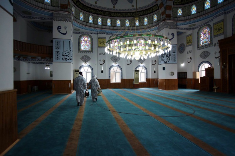 Büyükşehir camileri dezenfekte ediyor