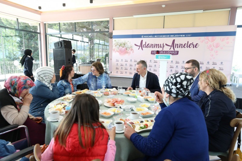Adanmış annelere vefa buluşması