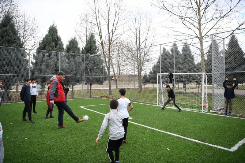 BAŞKAN KOCAMAN’IN ÇOCUKLARLA FUTBOL KEYFİ