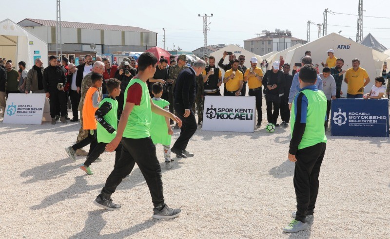 Bakan Akar, Büyükşehir’in çadır kentinde çocuklarla futbol oynadı