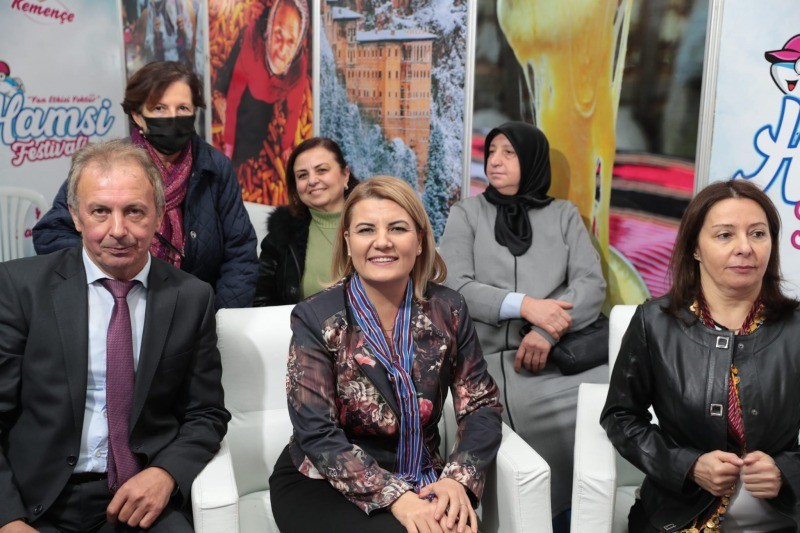 BAŞKAN HÜRRİYET, HAMSİ FESTİVALİ’NDE KARADENİZLİ HEMŞERİLERİYLE HORON OYNADI