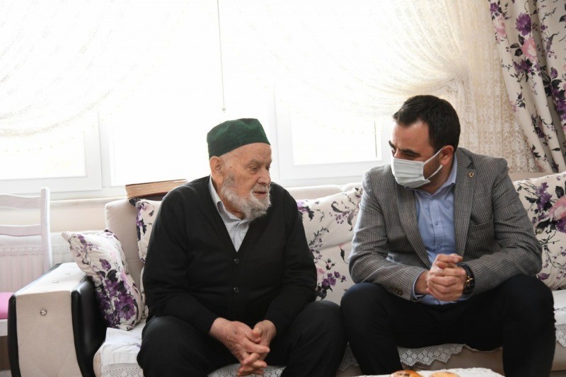 BAŞKAN ÖZLÜ HASTA VE YAŞLILARA MORAL OLUYOR