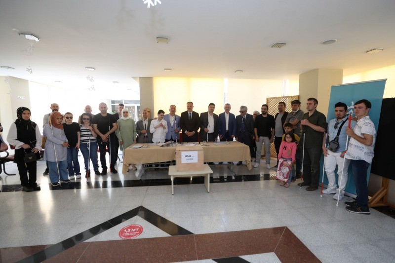 Görme engelli bireylere Braille yazılı oy pusulası