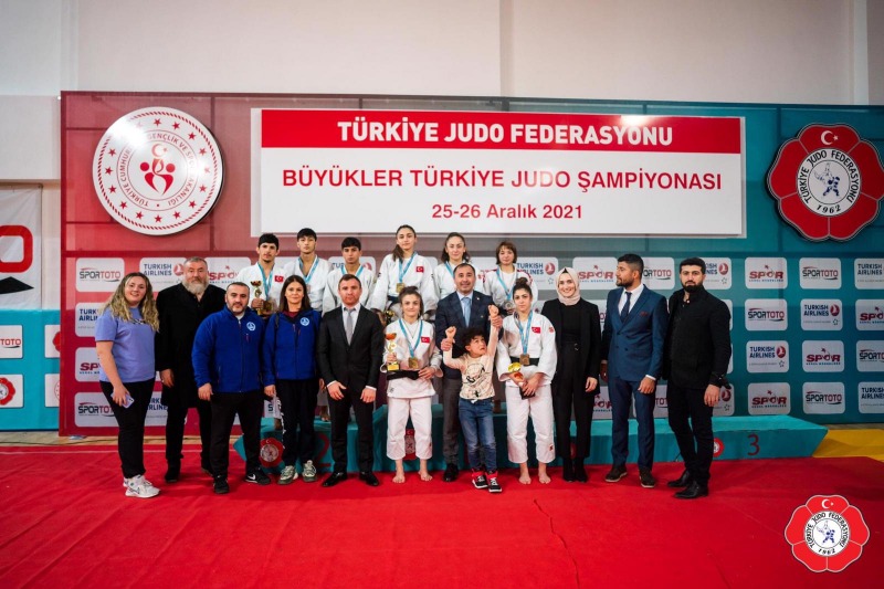 Büyüklerde zirvede Kağıtspor var