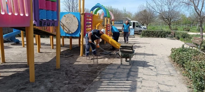Büyükşehir, çocuklar güvenle eğlensinlerdiye parkları bakıma aldı