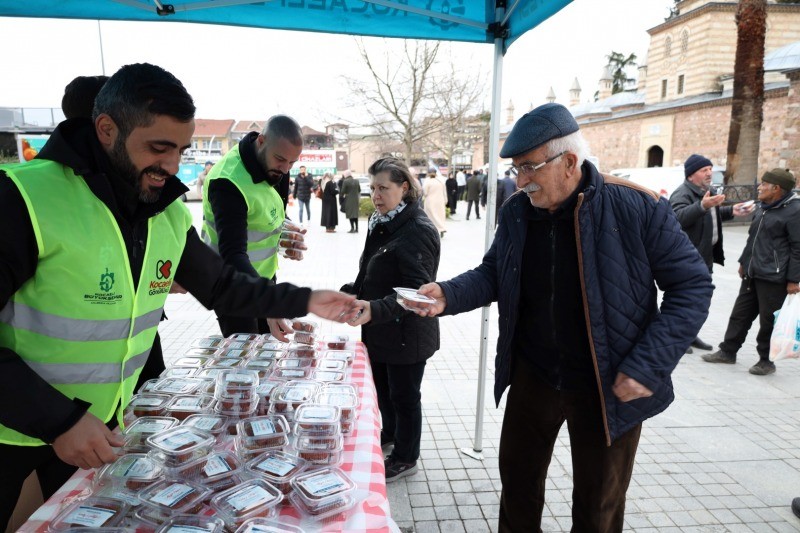 Büyükşehir’den kandil akşamında simit ve tatlı ikramı