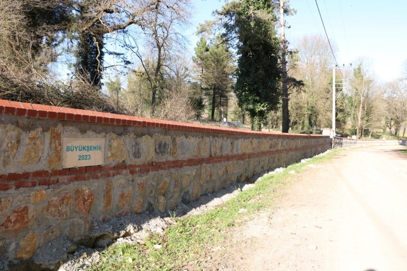 Kocaeli Büyükşehir Belediyesi, mezarlık çevrelerine binlerce metre taş duvar ve tel çit inşa etti inşa etti