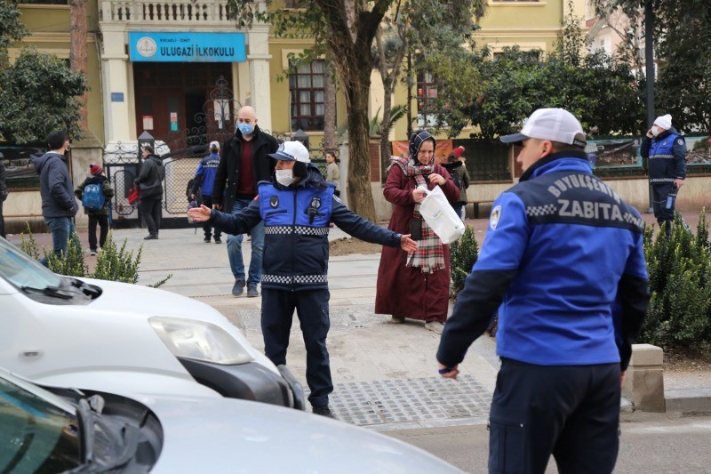Büyükşehir okul yolunda güleryüz ve sevgiyle görev başında