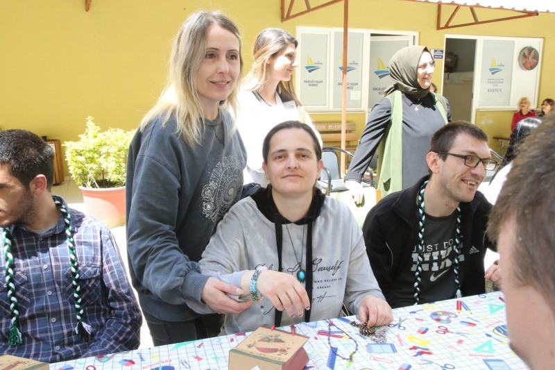 Barınma merkezilerinde üretilen hediyelikler 44 gönül kazandı