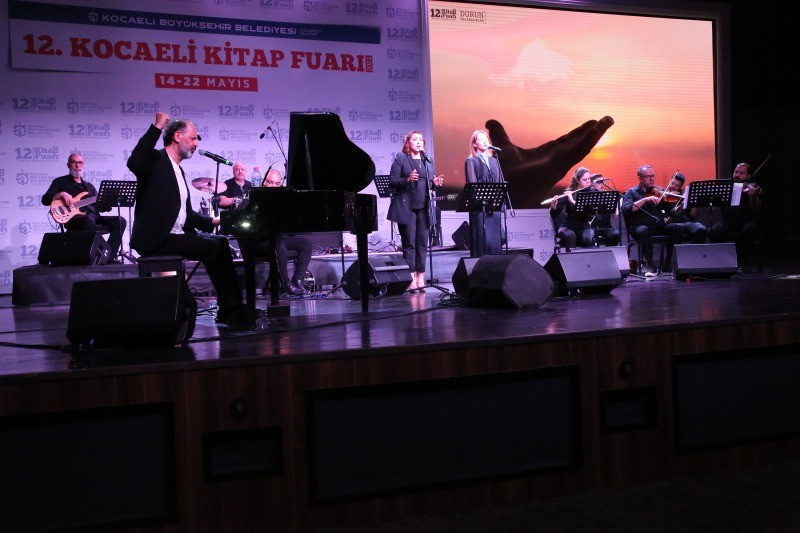 12. Kocaeli Kitap Fuarı  muhteşem bir şiir gecesiyle kapılarını açtı