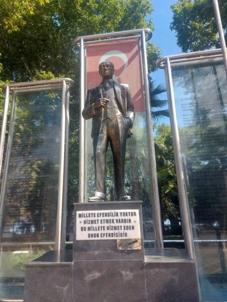 Atatürk heykeline zarar verenler tepki çekti BÜYÜKŞEHİR BAKIMA ALACAK