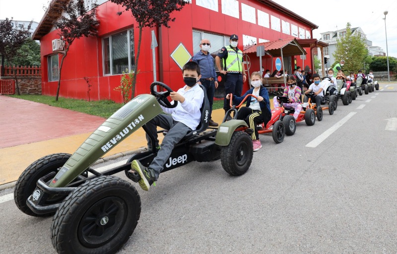 Başiskele’de Tam Bir Şehir Trafiği Görünümlü Parkta Çocuklara Eğitim