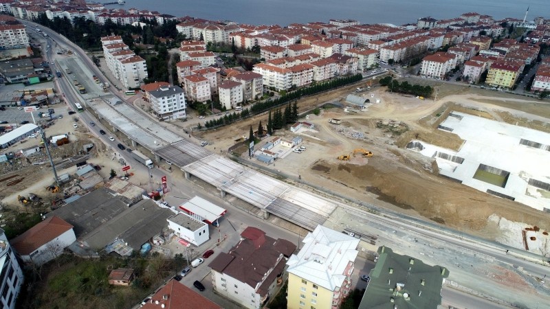 Yüzbaşılar Köprülü Kavşağı’nda tabliye betonu dökülüyor