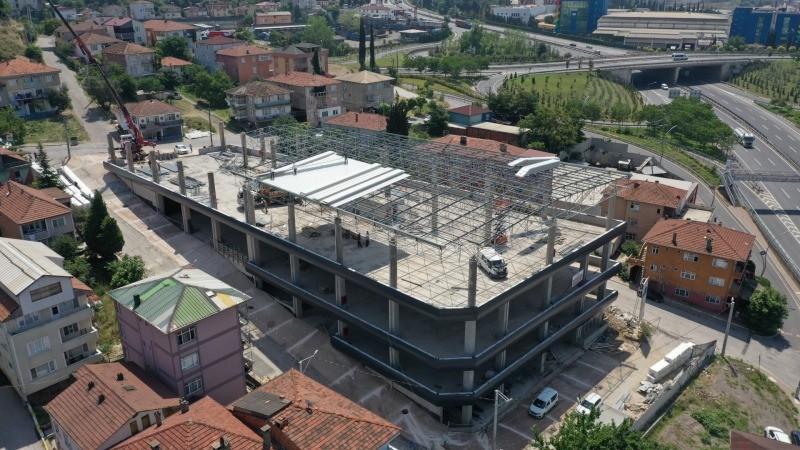 Dilovası Katlı Otoparkta çatı montajı yapılıyor