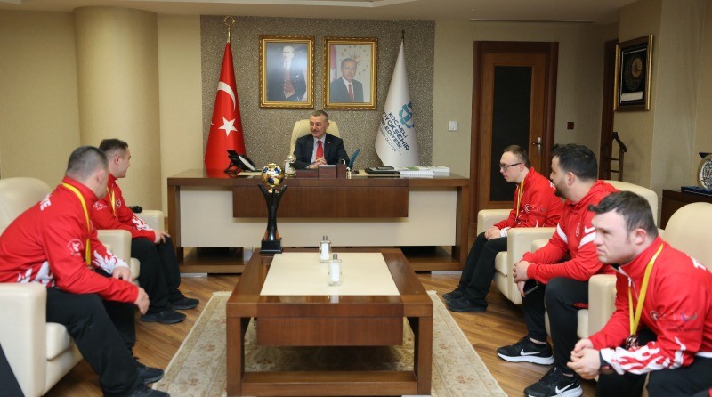 Başkan Büyükakın dünya üçüncülerini ağırladı