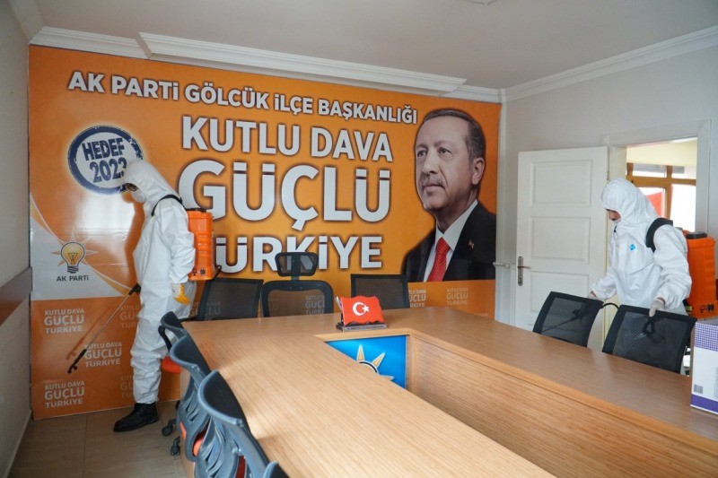 GÖLCÜK BELEDİYESİ SİYASİ PARTİLERİN BİNALARINI DEZENFEKTE ETTİ