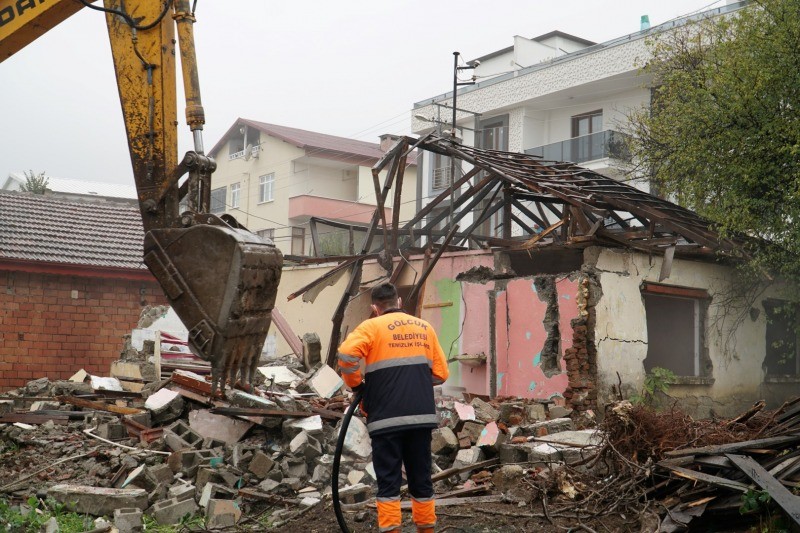 GÖLCÜK’TE ORTA HASARLI BİNALAR YIKILMAYA DEVAM EDİYOR