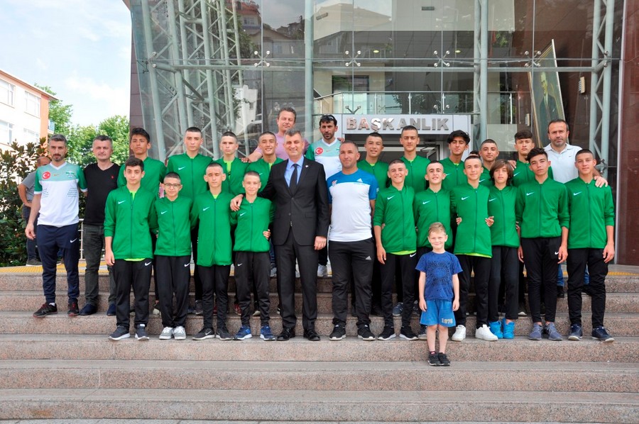 MİNİK FUTBOLCULARI ŞAMPİYONAYA BAŞKAN SEZER UĞURLADI