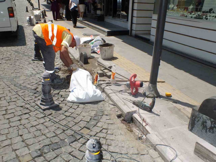 Merkez Mahallesi 20. Sokakta plastik dubaların yerini BETON DUBALAR ALDI