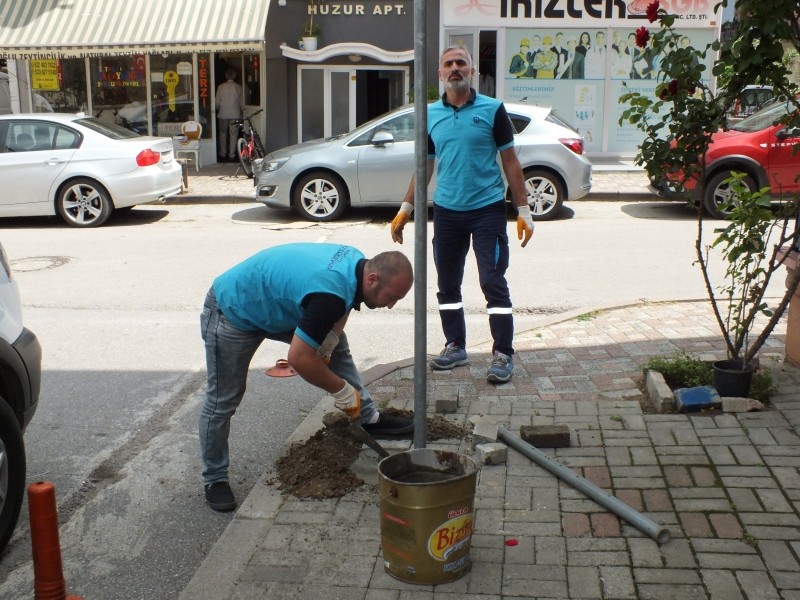 Yerinden çıkan uyarı tabelası onarıldı
